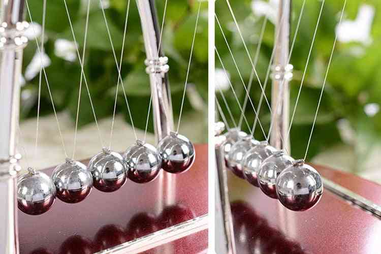 Klassische Newton Cradle Balance Bälle Metall Handwerk Geschenk, Wissenschaftspsychologie Puzzle Schreibtisch Spaß Gadget mit schwarzen Holzsockel-klein. - n