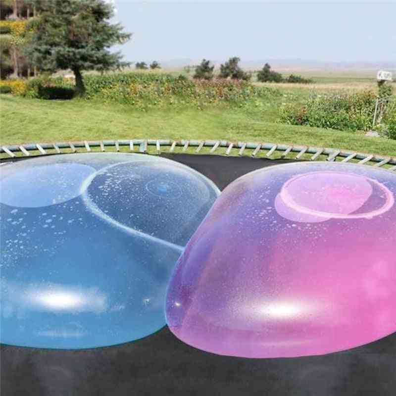 Bile magice cu bule uriașe aruncă în aer baloane de jucărie