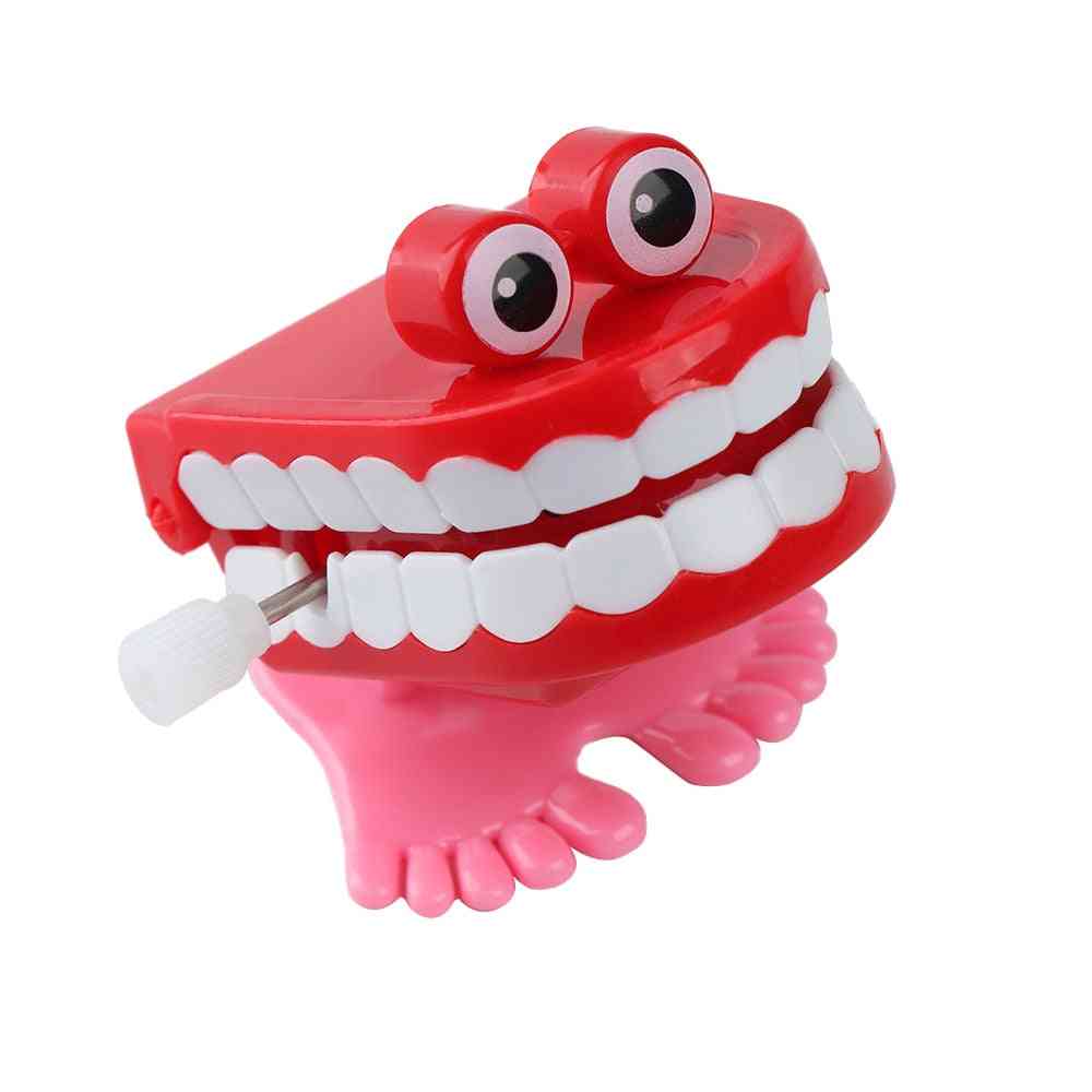 Legrační drkotání, skákání a chodící zuby ve tvaru hodinové hračky