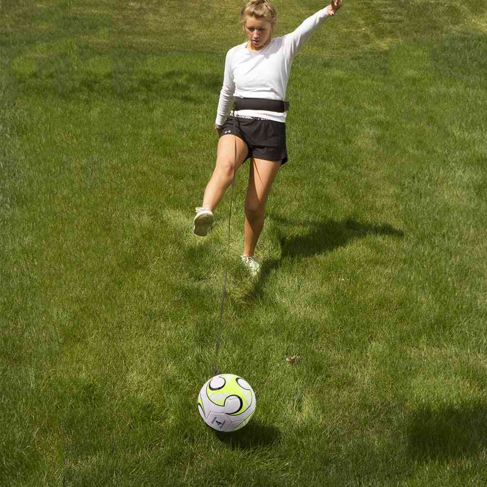 Futballedzés rúgja vissza a labdát övkötéllel, kezdő futballedző szoros passz csapdával