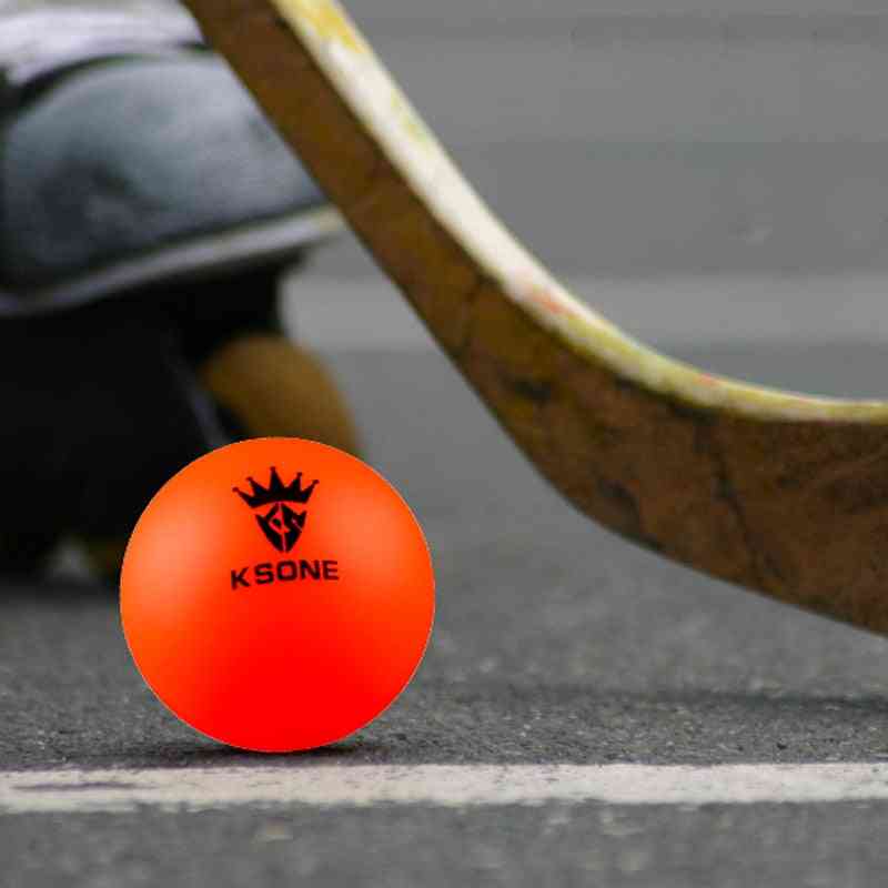 Entrenamiento y práctica de hockey callejero con bola redonda sin rebote.