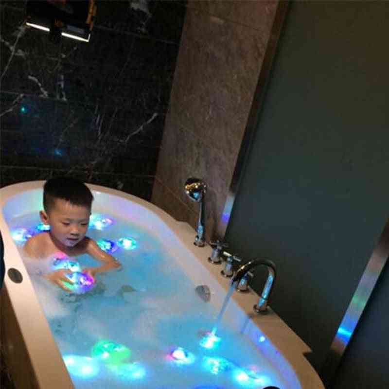 Vodotesná LED svetelná hračka pre deti počas kúpania