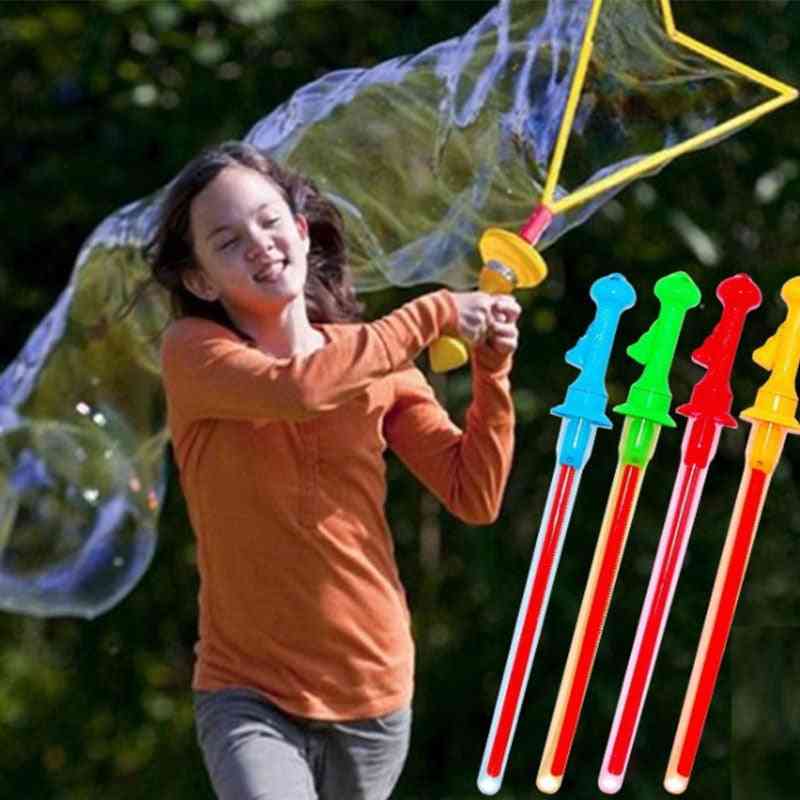 Giocattoli esterni mitragliatrice a bolle lunghe, bastoncini senza acqua, forma di spada occidentale per sapone per bambini