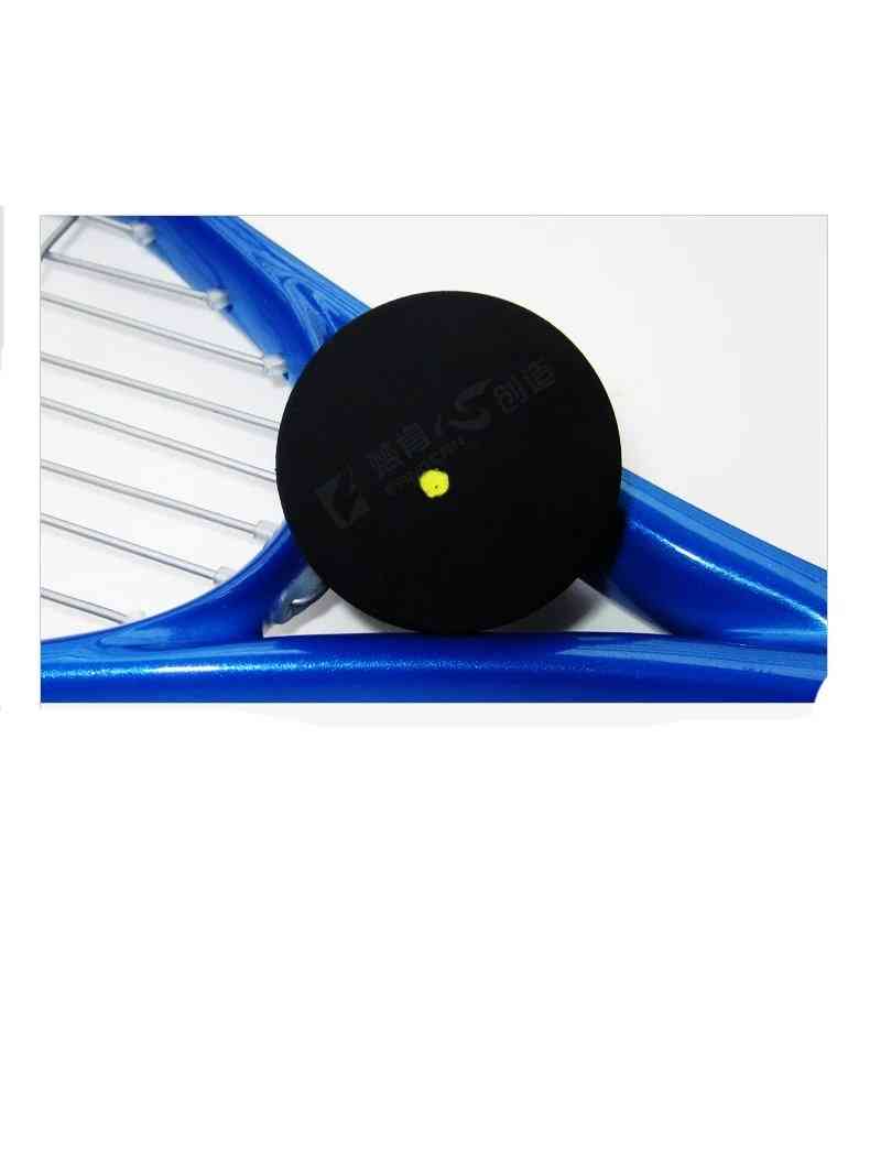 Jedna squashová lopta so žltou bodkou pre pokročilých hráčov
