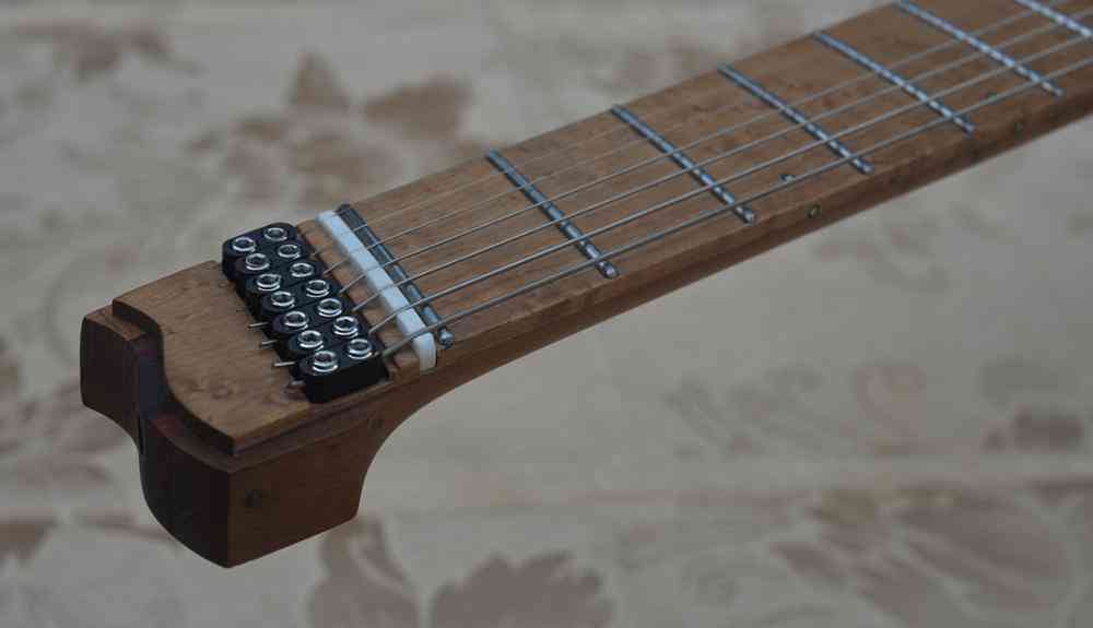 7 strunová bezhlavá elektrická gitara, 5-vrstvový pražený javorový krk
