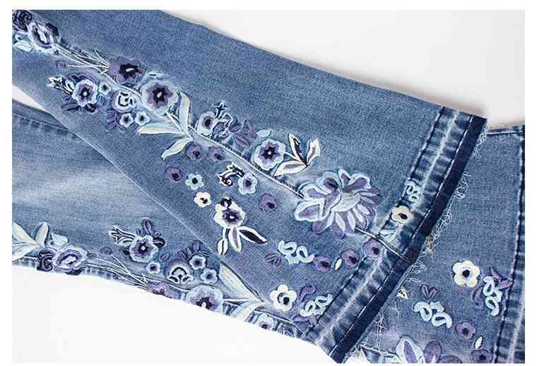 Jeans ajustados con bordado de flores