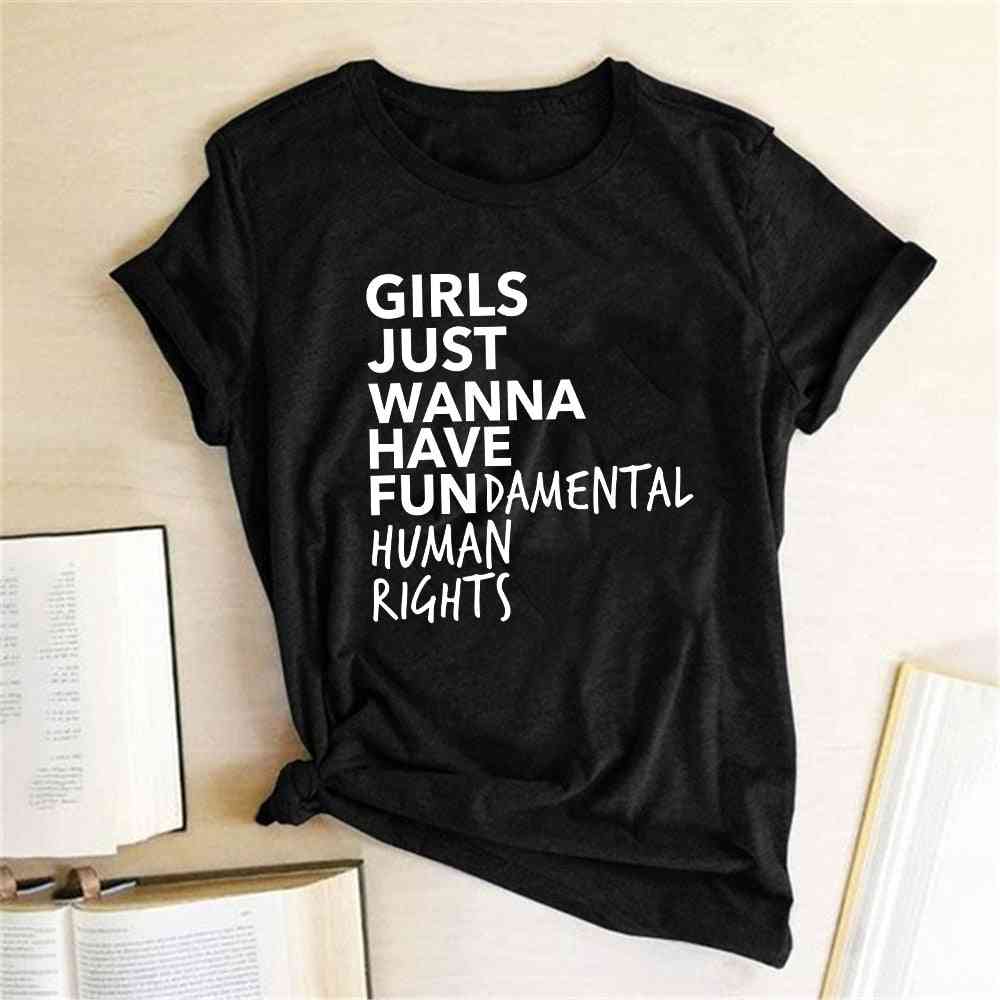 Dekleta samo želijo imeti majico s temeljnimi človeškimi pravicami tiskane črke