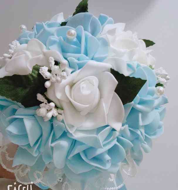 Bouquet de mariée tenant une fleur, fleurs en mousse de demoiselle d'honneur pe rose