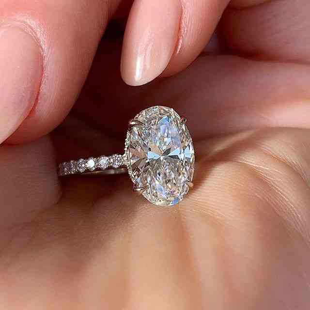 Ovalni prstanski prstan z bleščečim briljantnim cz kamnom za ženo