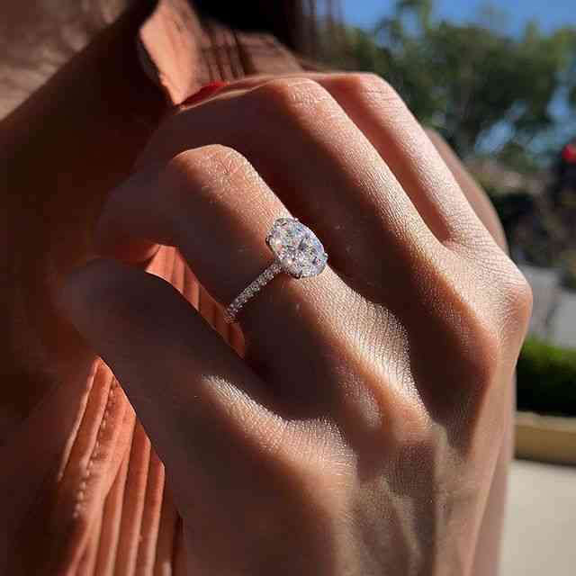 Ovalni prstanski prstan z bleščečim briljantnim cz kamnom za ženo