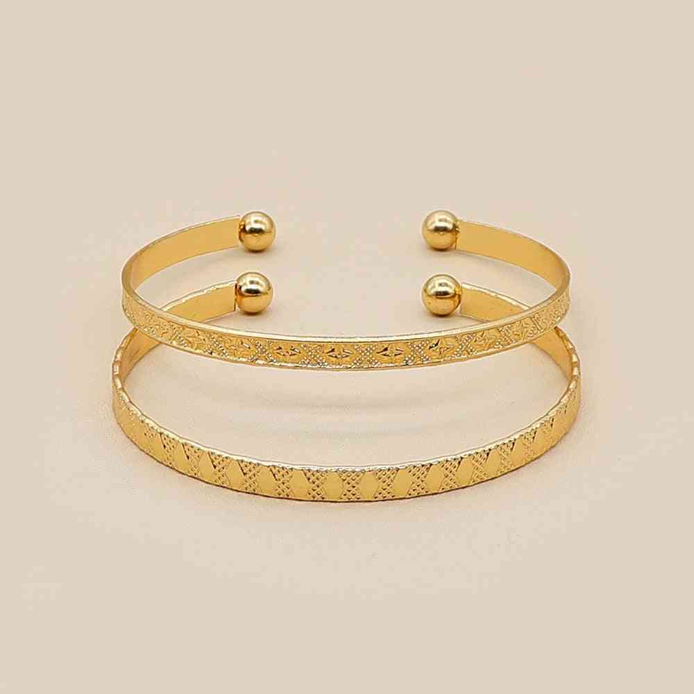 Vintage guld geometriska snidade, pil, runda, brev armband set