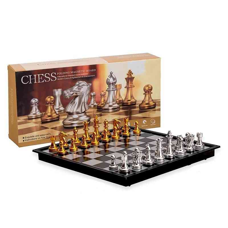 Conjunto de xadrez medieval com tabuleiro de xadrez dourado, peças de prata, tabuleiro de jogo magnético (com caixa)