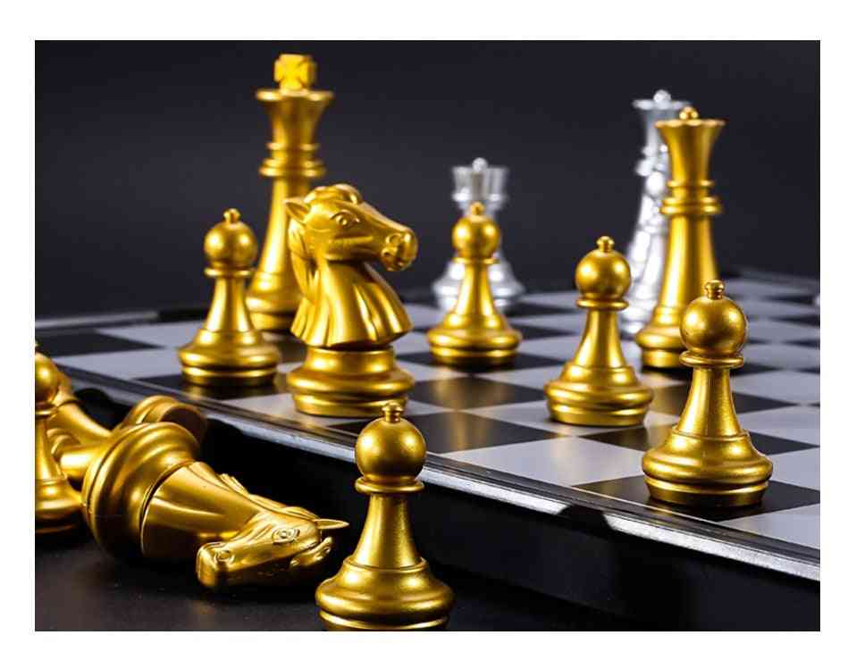Conjunto de xadrez medieval com tabuleiro de xadrez dourado, peças de prata, tabuleiro de jogo magnético (com caixa)