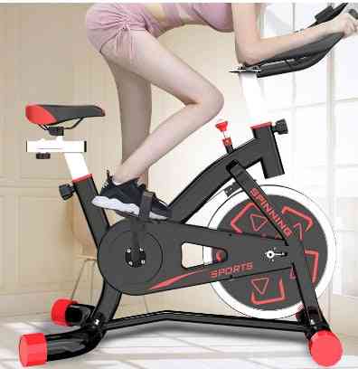 Spinning en salle, exercice fitness cyclisme, sport famille vélo