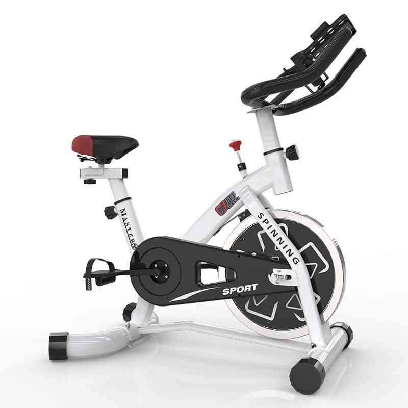 Spinning en salle, exercice fitness cyclisme, sport famille vélo