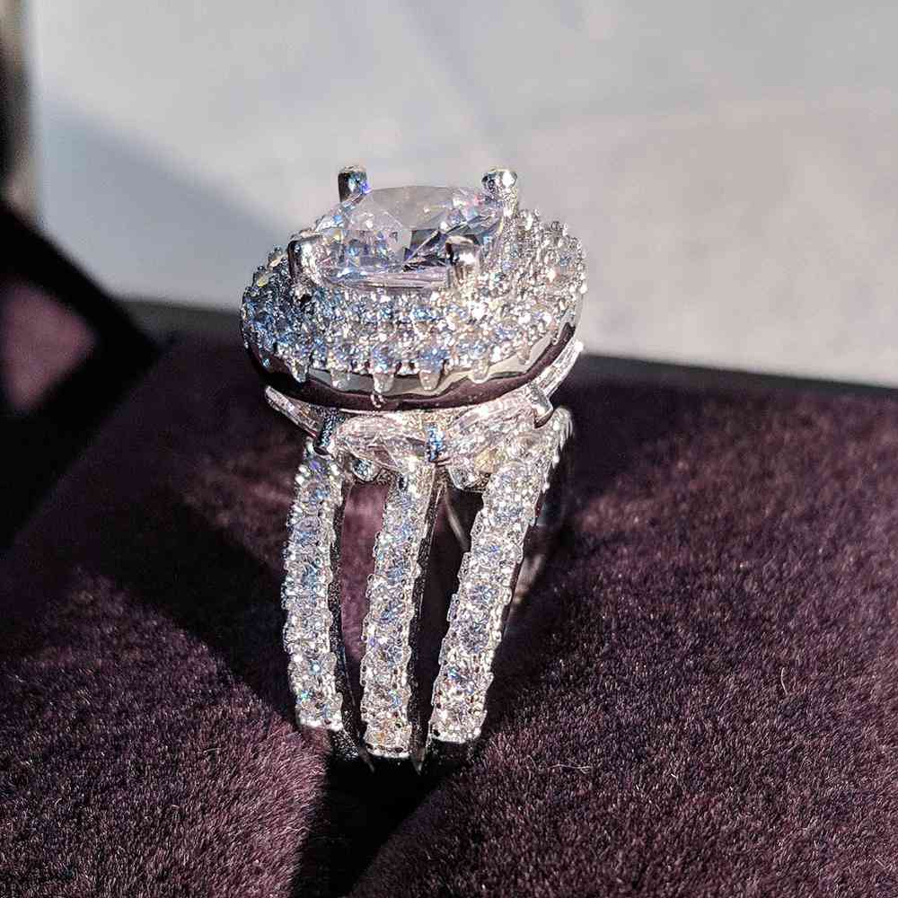 Srebrny pierścionek zaręczynowy