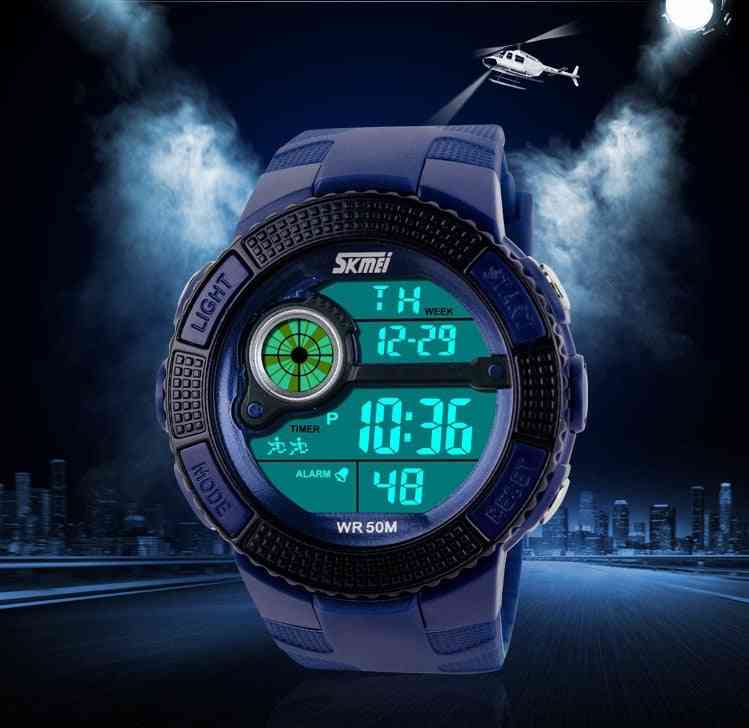 мъже водени цифров военен часовник
