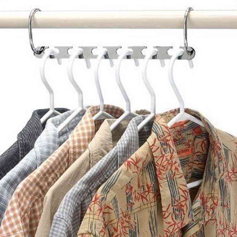 метални ризи за дрехи подредени закачалки, практични стелажи, спестяващи място в гардероба