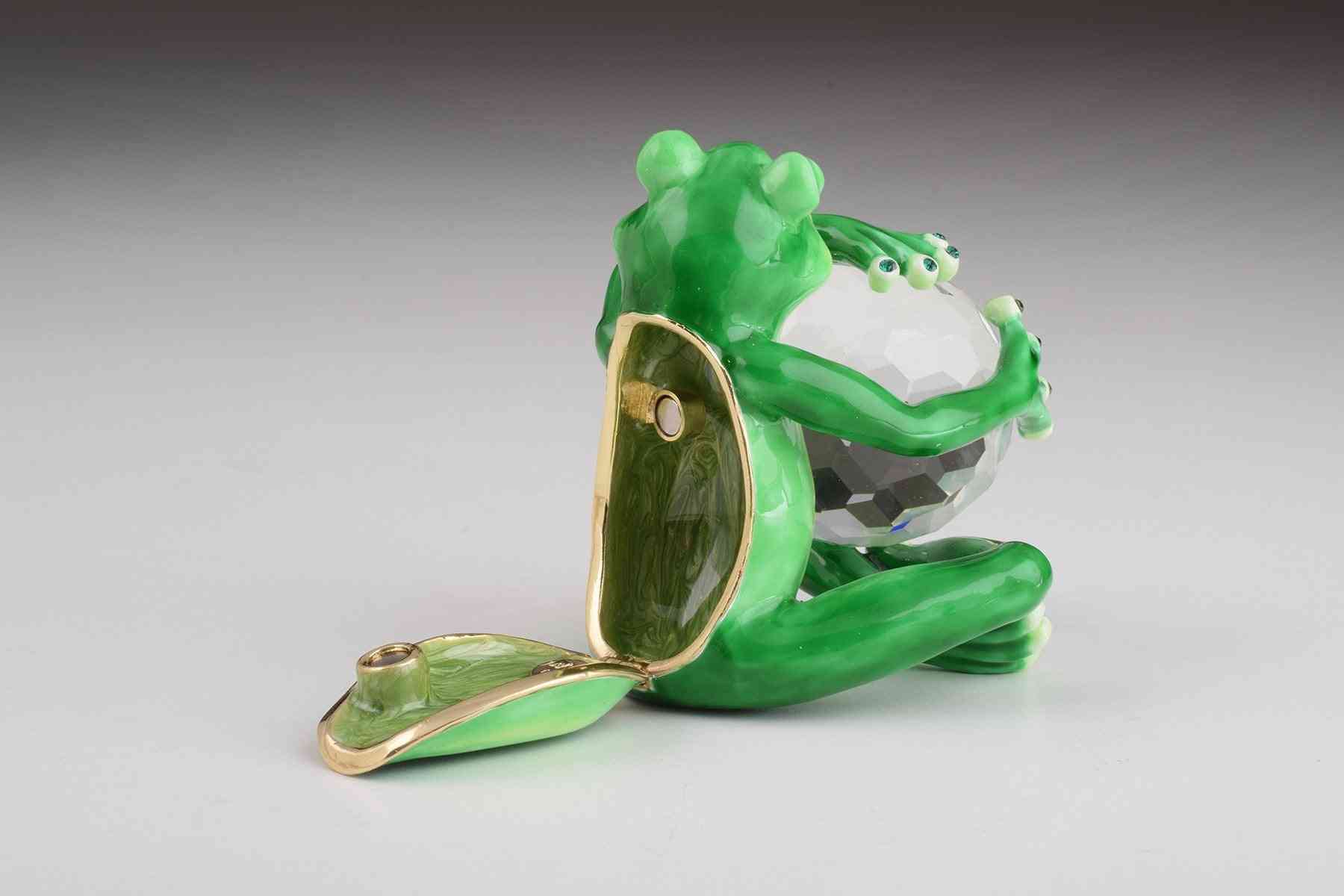 Zelena žaba s kristalno kroglo - škatla za nakit