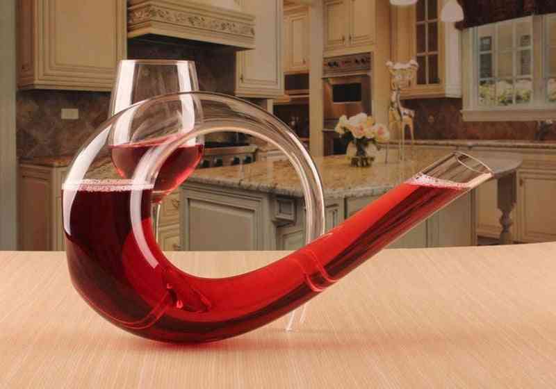 Karafka do wina w kształcie instrumentu dętego