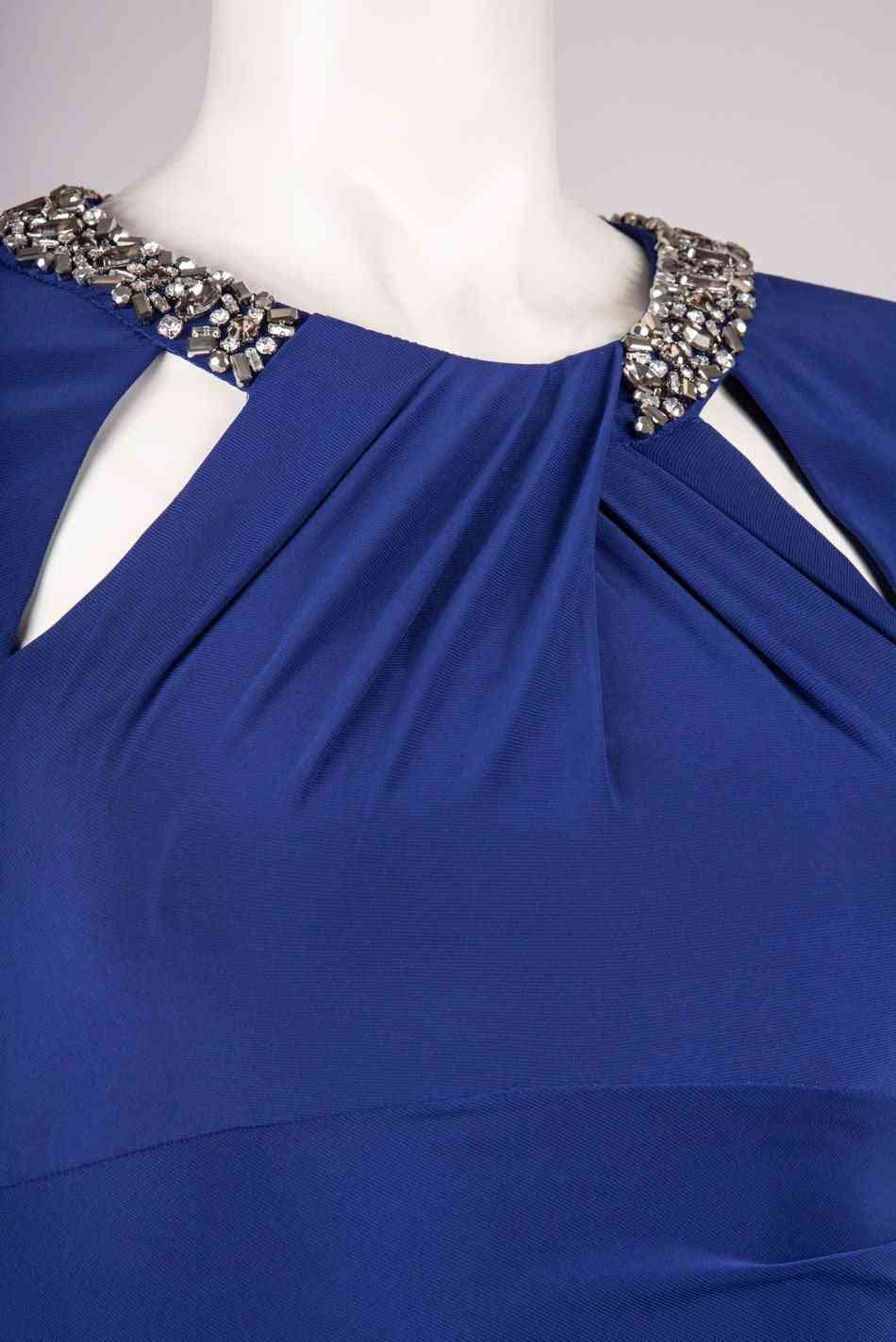 Lassy jurk met verlengde kapmouwtjes en halslijn met juwelen