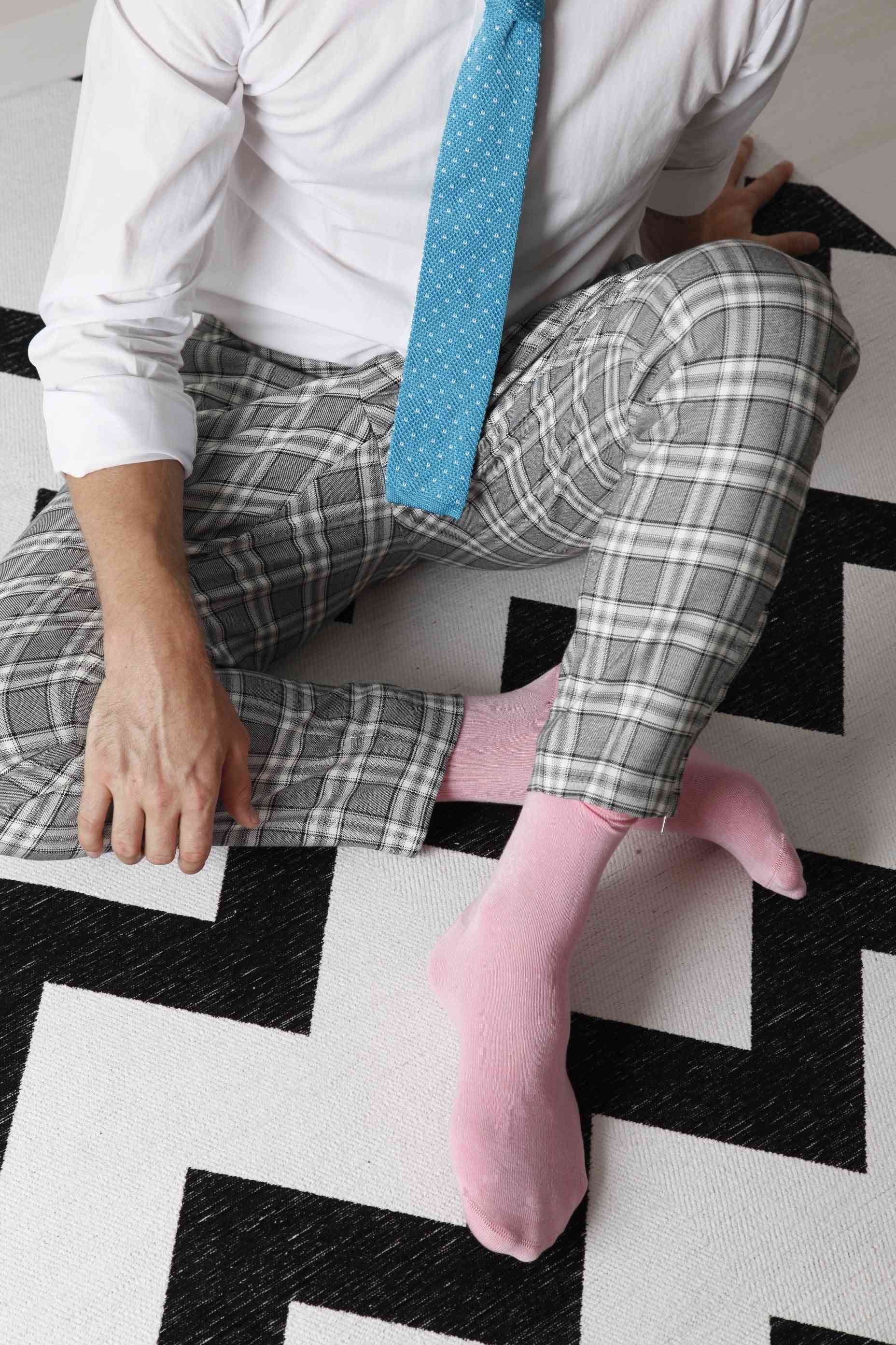 вискозни чорапи и плетена вратовръзка
