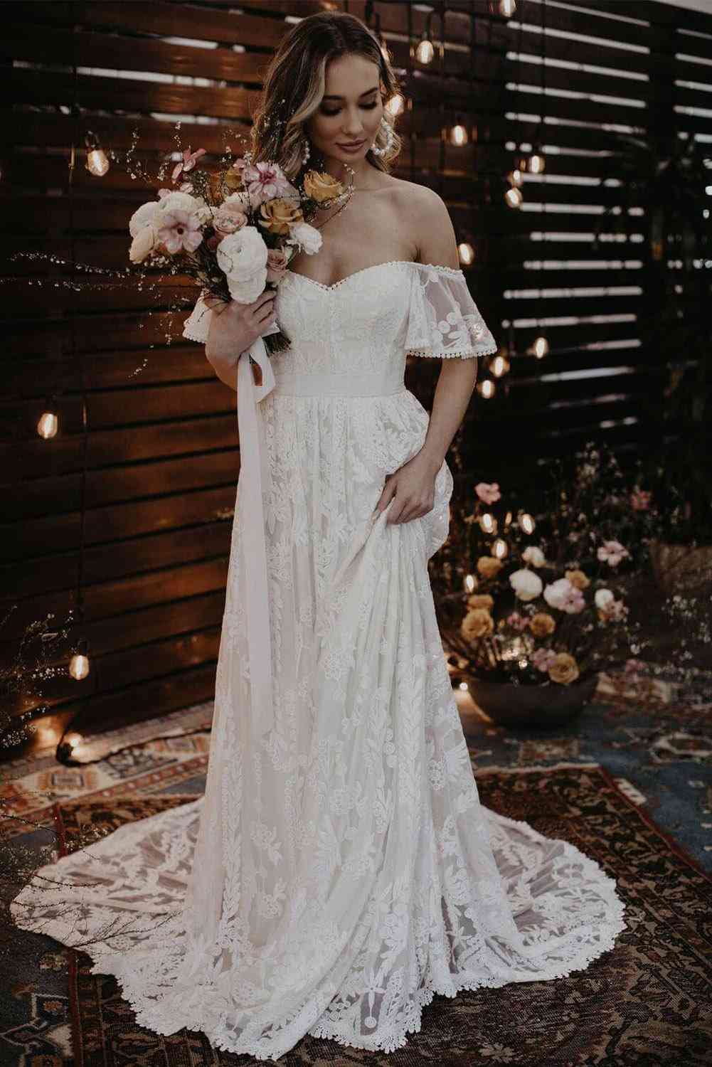Le a válláról, egy esküvői estélyi ruha
