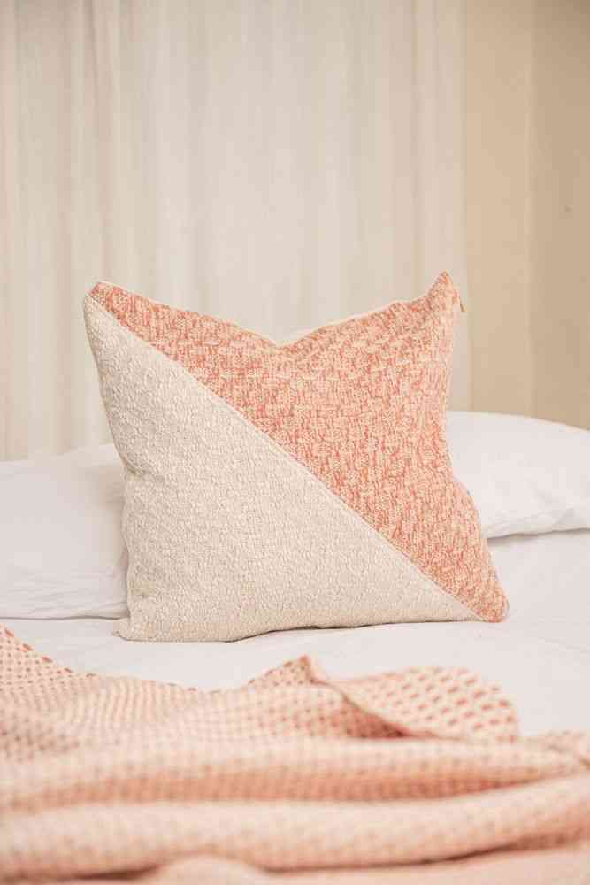 Dijagonala osnovni guayaba ružičasti + kremasti jastuk