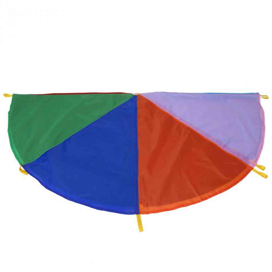 I bambini giocano con il paracadute arcobaleno, il gioco all'aperto in tessuto oxford, lo sviluppo dell'esercizio, l'asilo