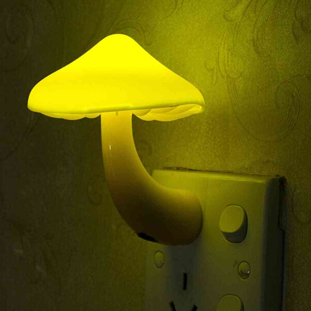 Varm gul champignon stikkontakt rumindretning lys