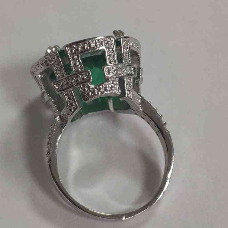 Luxury Bright Round Green Stone Ring