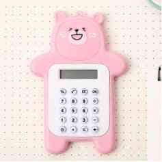 Luova mininumeroinen sarjakuva karhu söpö laskin