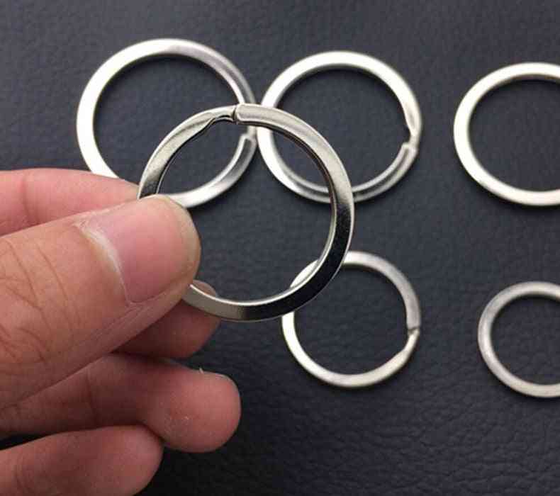 Nyckelringar i metall med delad ring